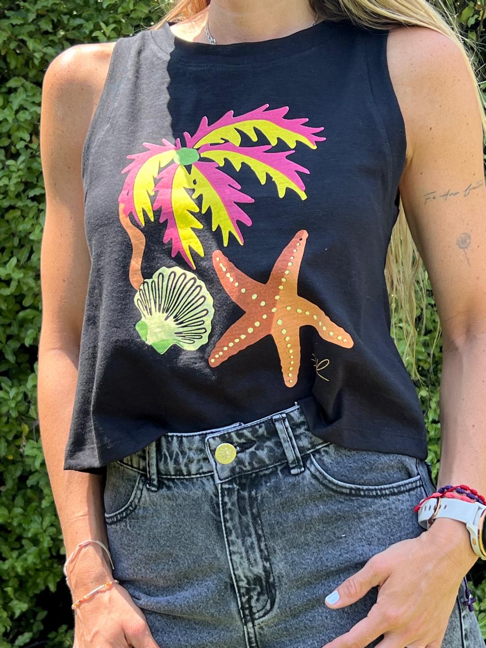 Polera negra sin mangas palmeras marinas