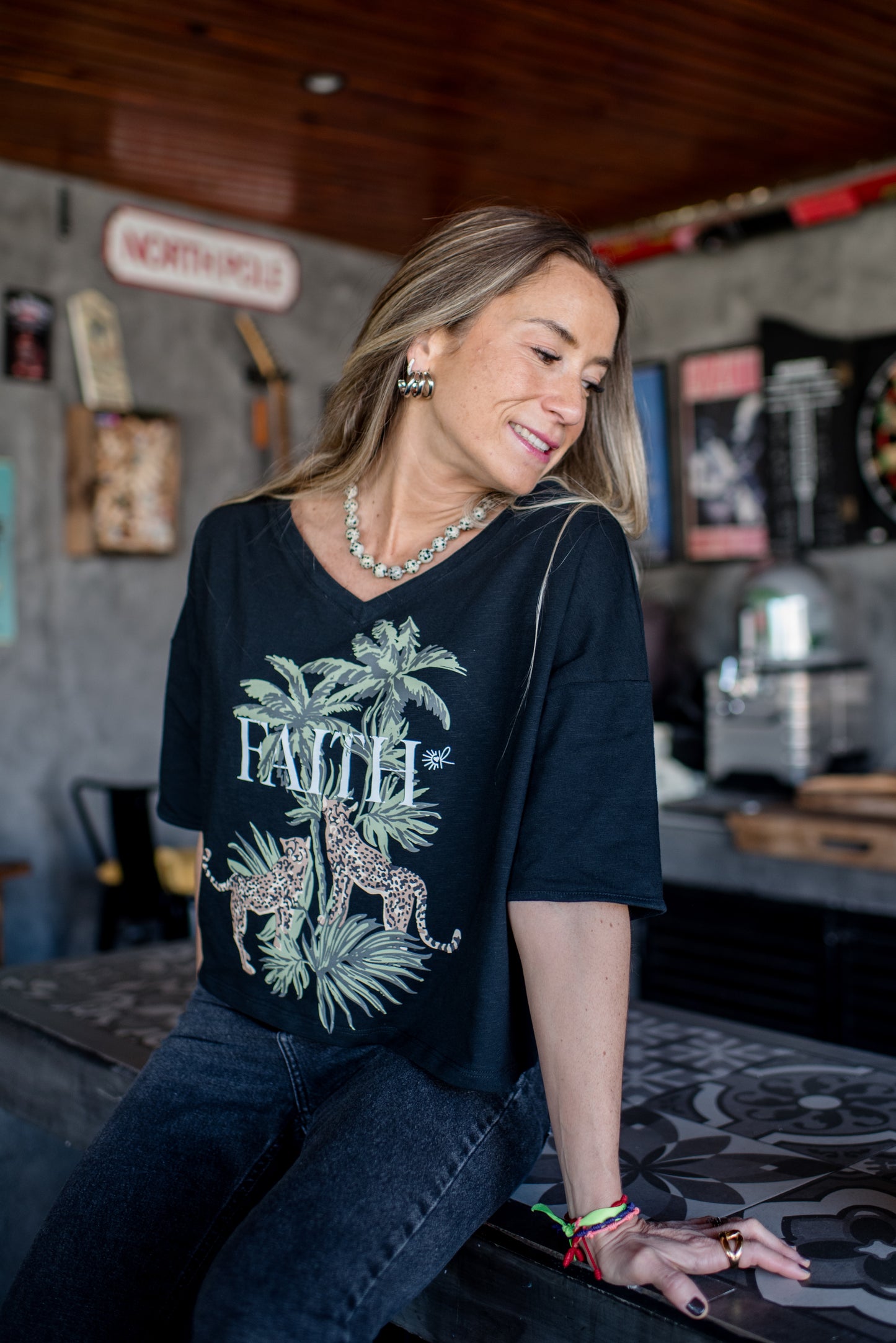 🐆 Polera Faith Negra – Tigres & Palmeras