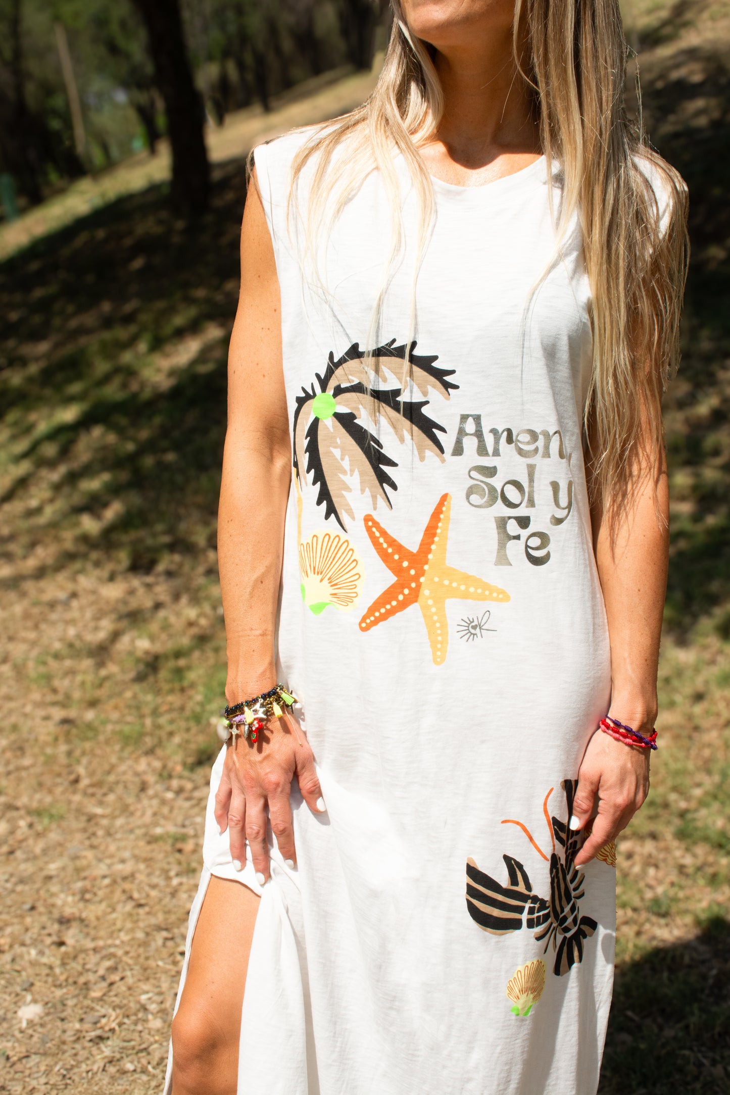 Vestido crudo arena, sol y fé