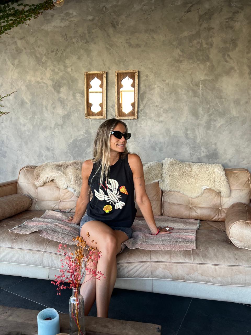 Polera negra sin manga langosta