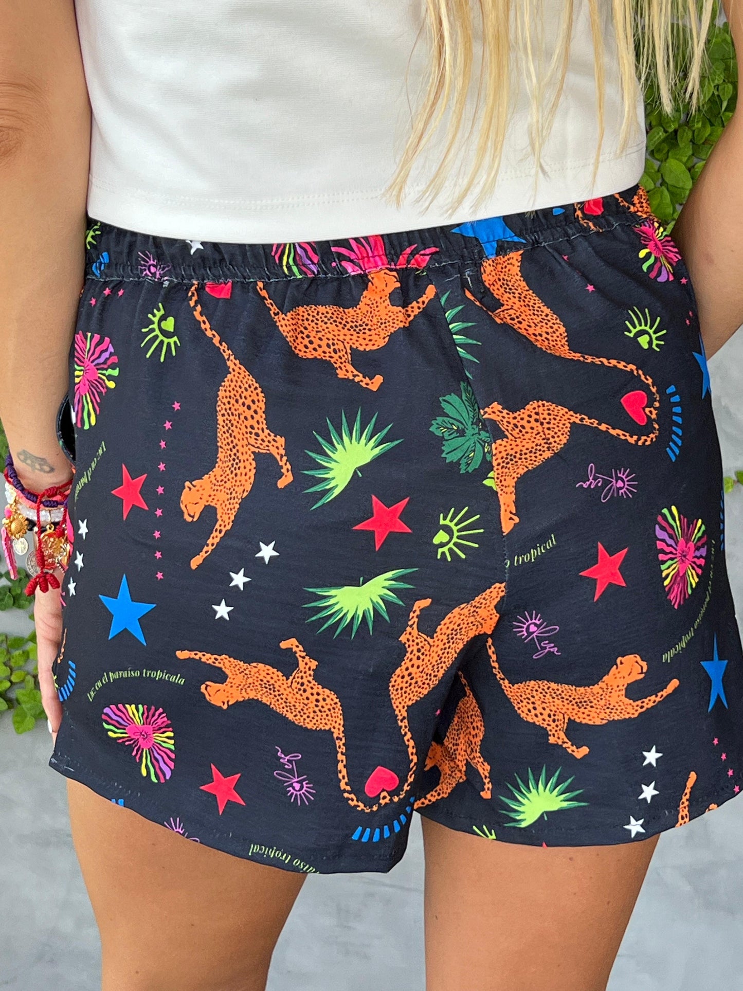 Short estampado negro tropical